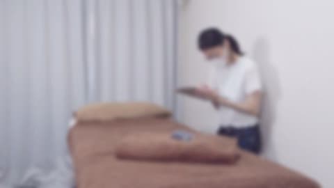 身材高挑、有点朴素又看起来很认真的OL小姐，在假日来了店里。似乎是第一次体验精油按摩。 FC2-PPV-4782497
